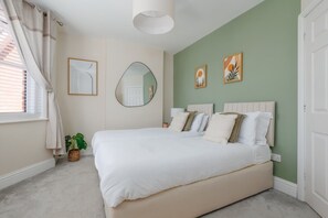 Desk, WiFi, bed sheets - Pottery Place - Close to shops, restaurants & the beach sleeps 8 (Poole)