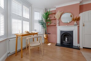 Interior - Pottery Place - Close to shops, restaurants & the beach sleeps 8 (Poole)
