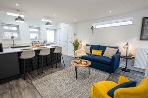 TV - Tower Hide - 1 bed with parking (Boscombe)
