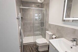 Hair dryer, towels - Tower Hide - 1 bed with parking (Boscombe)