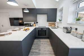 Fridge, microwave, oven, stovetop - Tower Hide - 1 bed with parking (Boscombe)
