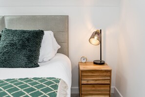 Escritorio, tabla de planchar con plancha, wifi y ropa de cama 