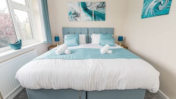 Desk, WiFi, bed sheets