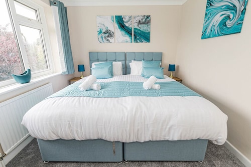Talbot House - A large home - spacious rooms, garden and parking