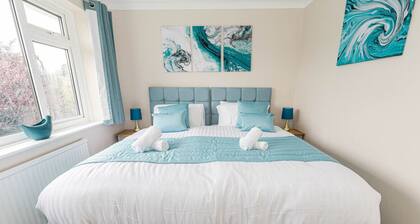 Talbot House - A large home - spacious rooms, garden and parking