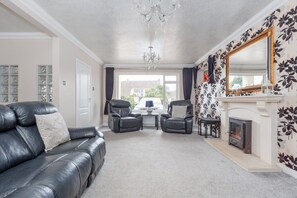 TV - Talbot House - A large home - spacious rooms, garden and parking (Winton)