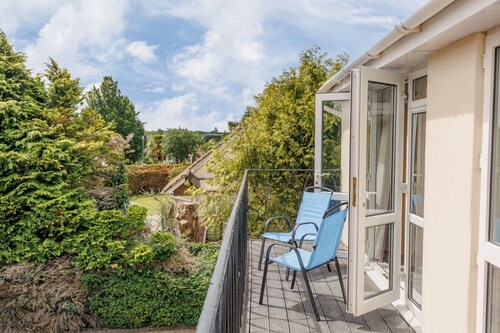 Talbot House - A large home - spacious rooms, garden and parking