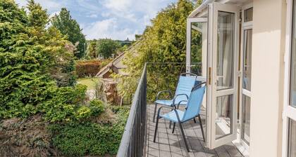 Talbot House - A large home - spacious rooms, garden and parking