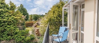 Talbot House - A large home - spacious rooms, garden and parking