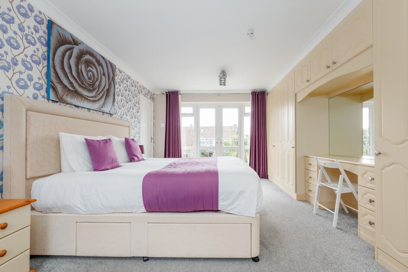 5 bedrooms, desk, WiFi, bed sheets