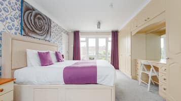 5 bedrooms, desk, WiFi, bed sheets