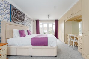 Desk, WiFi, bed sheets - Talbot House - A large home - spacious rooms, garden and parking (Winton)