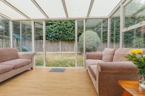 TV - Talbot House - A large home - spacious rooms, garden and parking (Winton)