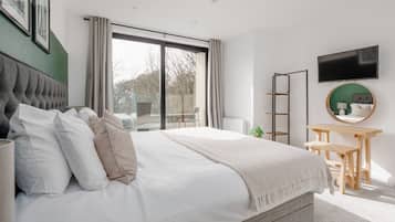 Desk, WiFi, bed sheets