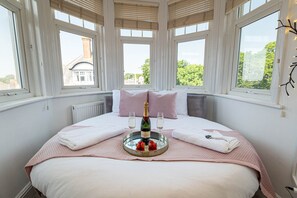 Escritorio, wifi y ropa de cama 