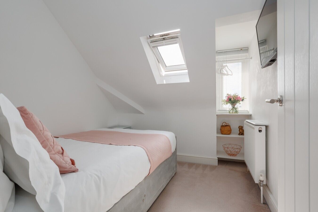 2 bedrooms, desk, WiFi, bed sheets