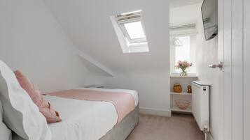 2 bedrooms, desk, WiFi, bed sheets