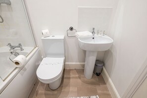 Hair dryer, towels - Park Views by Grandeur Property (Poole)