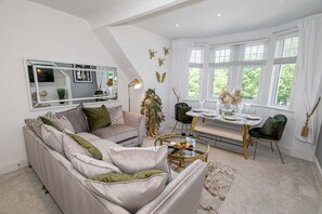 TV - Park Views by Grandeur Property (Poole)