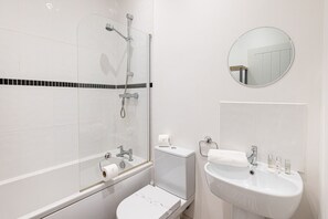Hair dryer, towels - Park Views by Grandeur Property (Poole)