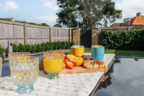Outdoor dining - The Laurels - Family space close to Penn Hill & the beach (Poole)
