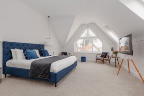 Desk, iron/ironing board, WiFi, bed sheets - The Laurels - Family space close to Penn Hill & the beach (Poole)