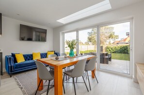 Interior - The Laurels - Family space close to Penn Hill & the beach (Poole)