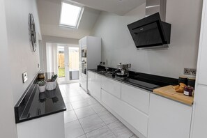 Fridge, microwave, oven, stovetop - Sarnia Retreat - Open plan living area & garden close to Poole Quay (Poole)