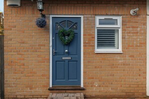 Exterior detail - Driftwood - Garden & parking close to beaches and town (Dorset)