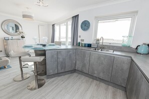 Fridge, microwave, oven, stovetop - Seaview Retreat - Cliff top location with sea and beach views (Southbourne)