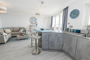 Interior - Seaview Retreat - Cliff top location with sea and beach views (Southbourne)