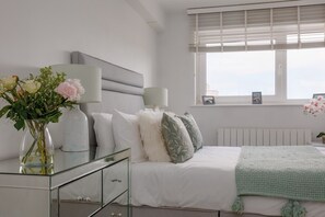 Desk, iron/ironing board, WiFi, bed sheets - Seaview Retreat - Cliff top location with sea and beach views (Southbourne)