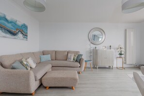TV - Seaview Retreat - Cliff top location with sea and beach views (Southbourne)
