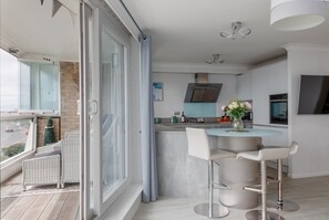 Coffee/tea maker, fridge, microwave, oven - Seaview Retreat - Cliff top location with sea and beach views (Southbourne)