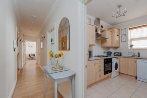 Fridge, microwave, oven, stovetop - Ocean Spray Suite - Within moments of beaches, the seafront & town (Bournemouth)