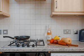Fridge, microwave, oven, stovetop - Ocean Spray Suite - Within moments of beaches, the seafront & town (Bournemouth)