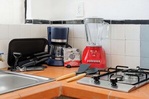 Réfrigérateur, micro-ondes, plaque de cuisson, cafetière/bouilloire