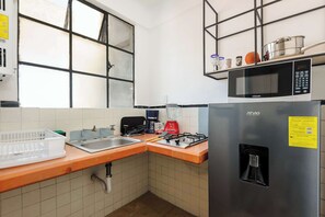 Kaffetrakter/tekoker, kjøleskap, mikrobølgeovn og kokeplater