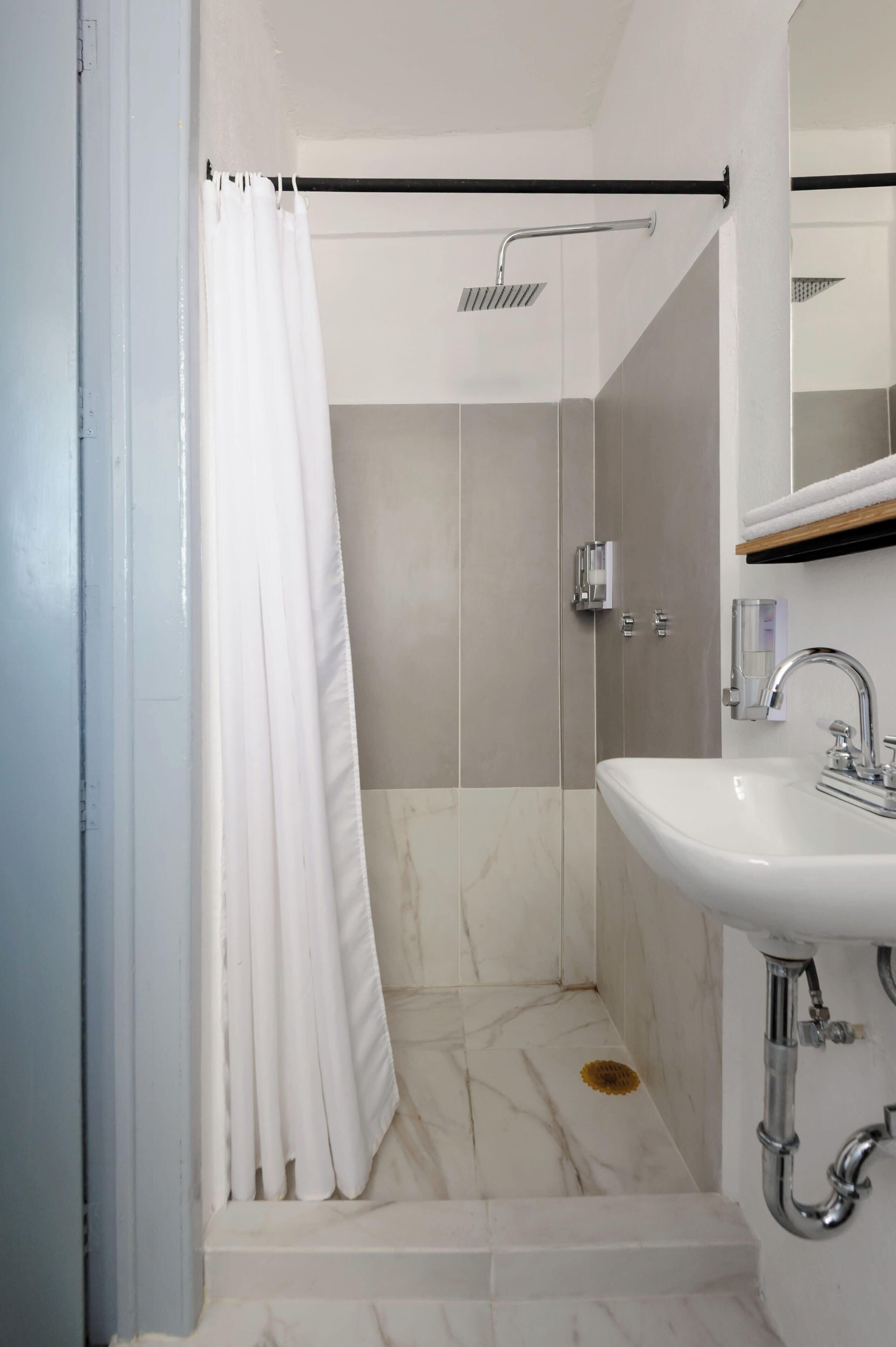 Douche, serviettes fournies, shampoing