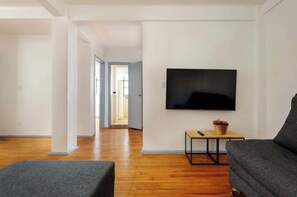 TV - Edificio Aurora | A Historic Downtown Apartment (Centro)