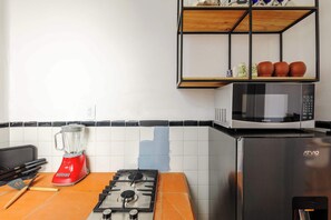 Een koelkast, een magnetron, een kookplaat