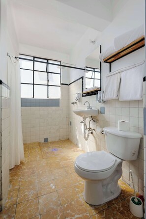 Een douche, handdoeken, shampoo