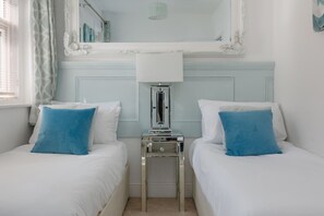 Desk, iron/ironing board, WiFi, bed sheets - Le Chambre d’Isabel - Close to shops, bars and places to eat & the beach (Dorset)