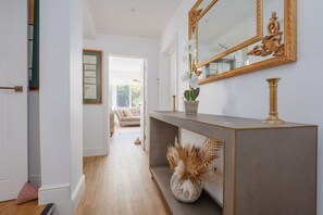 Interior - Le Chambre d’Isabel - Close to shops, bars and places to eat & the beach (Dorset)