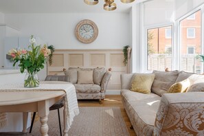 TV - Le Chambre d’Isabel - Close to shops, bars and places to eat & the beach (Dorset)