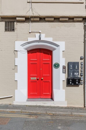 Exterior detail - Le Chambre d’Isabel - Close to shops, bars and places to eat & the beach (Dorset)