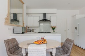 Dining - Le Chambre d’Isabel - Close to shops, bars and places to eat & the beach (Dorset)