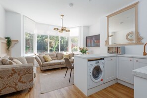 Interior - Le Chambre d’Isabel - Close to shops, bars and places to eat & the beach (Dorset)