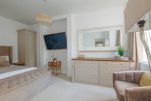 Desk, iron/ironing board, WiFi, bed sheets - Le Chambre d’Isabel - Close to shops, bars and places to eat & the beach (Dorset)