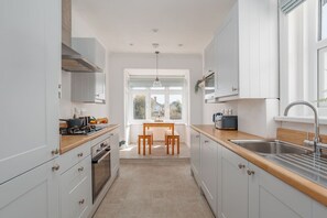 Fridge, microwave, oven, stovetop - Beaufort Heights - Well located for Christchurch and the beaches (Dorset)